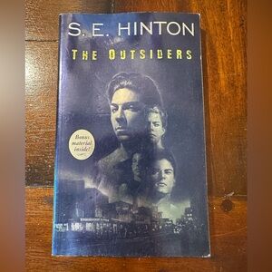 S.E. Hinton The Outsiders Paperback - Dark Blue Cover